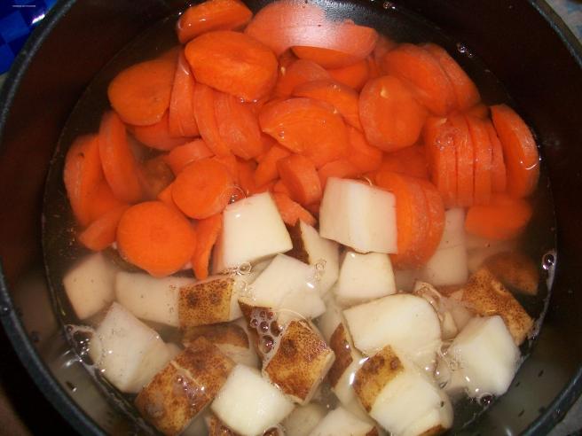 Boil the potatoes and carrots for 7-10 minutes